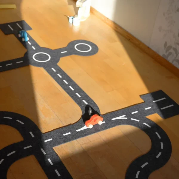 Textilien>GOKI Filz-Spielstraße mit 2 Fahrzeugen