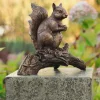 Gartendekoration | Alle Skulpturen>Ars mundi Gartenskulptur »Eichhörnchen mit Nuss«