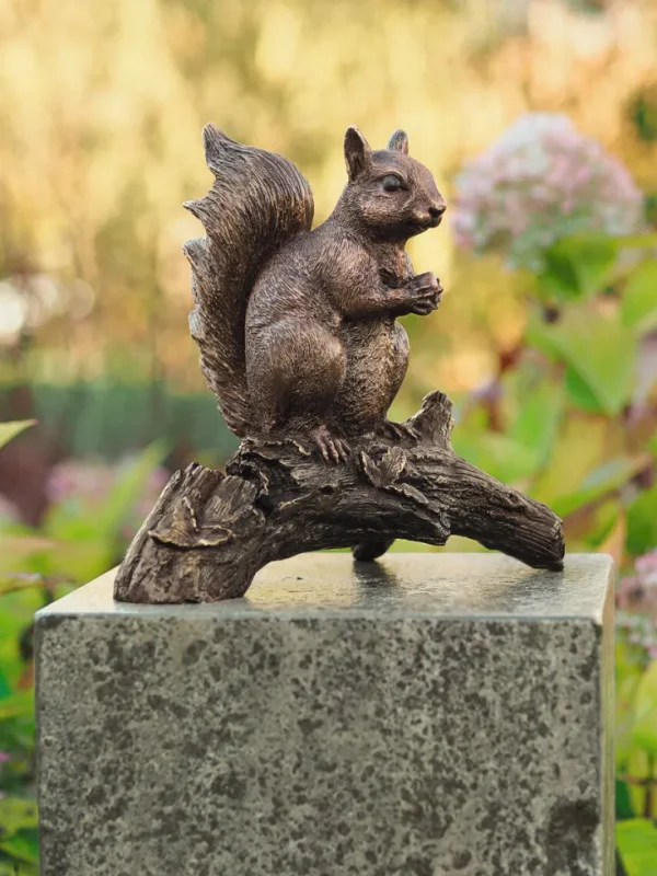 Gartendekoration | Alle Skulpturen>Ars mundi Gartenskulptur »Eichhörnchen mit Nuss«