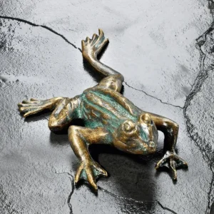 Gartendekoration | Alle Skulpturen>Ars mundi Gartenskulptur »Kletterfrosch«