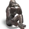 Alle Skulpturen | Bronze>Ars mundi Luis Höger: Skulptur »Lesende«, Bronze