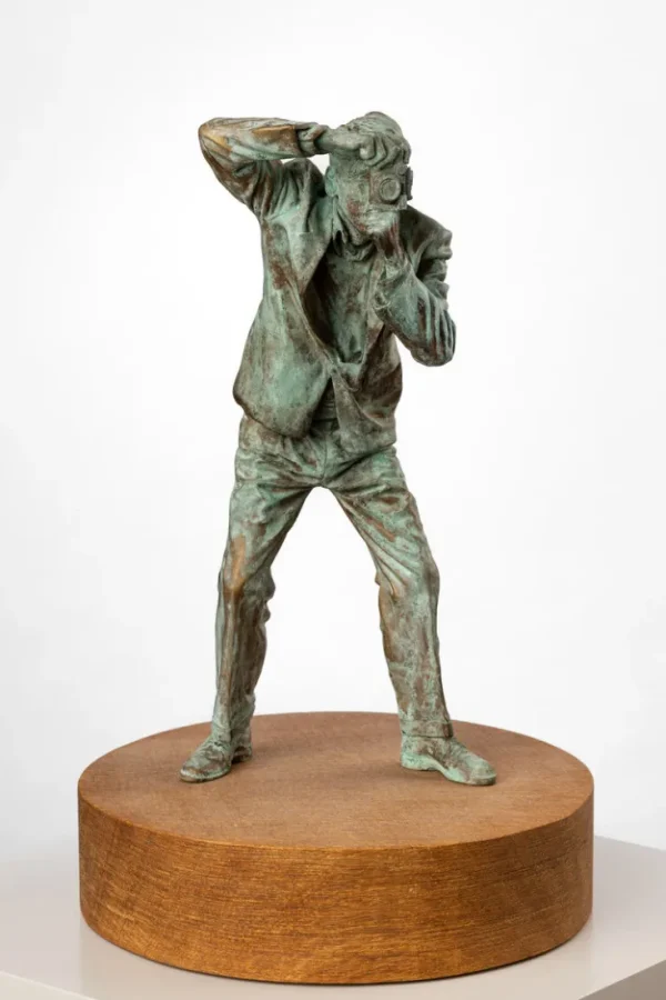 Alle Skulpturen | Bronze>Christoph Pöggeler Patinierte Bronze-Skulptur »Fotograf«